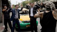 Mordkommission Istanbul – Özakin (Erol Sander, Mitte re.) und Mustafa (Oscar Ortega Sánchez) werden in Bangkok auf offener Straße entführt.