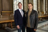 The Royals – Neuigkeiten erreichen den Palast. Doch wie wird Prinz Liam (William Moseley, r.) damit umgehen, dass sein totgeglaubten Bruder Prinz Robert (Max Brown, l.) am Leben ist?