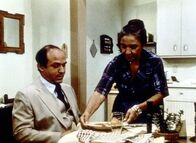 Ein Engel auf Erden – Dr. Martin (David Spielberg, l.) verheimlicht seiner Mutter Anna (Miriam Colon, r.) schon seit langem, dass er eine eigene Familie hat.