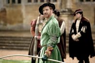 Wolf Hall – Henry VIII. (Damian Lewis, vorne) bangt um die königliche Thronfolge.