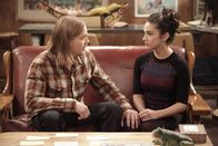 Last Man Standing – Ist Kyle (Christoph Sanders, l.) der Grund, warum Mandy (Molly Ephraim, r.) so wenig Freunde auf dem College hat?