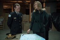 The Exorcist – Nachdem Polizeipräsident Jaffey (Tim Hopper, l.) erkannt hat, wer Angela (Geena Davis, r.) wirklich ist, bringt er sie zu seinen Freunden, nicht ahnend, welche Pläne der Dämon wirklich hat ...