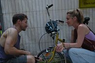 Wendehammer – Glück im Unglück: Ein netter junger Mann (Oliver Bender) ist zufällig zur Stelle, um Nadine (Friederike Linke) den platten Fahrradreifen aufzupumpen.