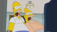 Die Simpsons – Homer (l.); Abe (r.)