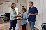 Lena Lorenz – Lena Lorenz (Judith Hoersch, l.) erklärt den werdenden Eltern Alina Moosleitner (Anne-Marie Lux) und Tim Scheuer (Sebastian Griegel), wie der Babysimulator funktioniert und worauf sie achten müssen.
