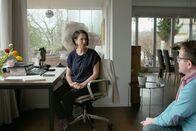 Reporter – Reporter Christine Schraners Kampf gegen Myanmars Diktatur – Weltpolitik aus dem Home-Office Aus ihrer Stube in Bern zieht Christine Schraner Burgener die globalen Fäden.