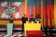 Die beste Show der Welt – Wird Joko mit seinen Freunden Fahri Yardim (2.v.r.), Ex-BVB-Kicker Patrick Owomoyela (r.) und Star-Fotograf Paul Ripke (2.v.l.) in seiner Mini-Show "My Idiot Friend" den Nerv des Publikums treffen und damit den Titel des Show-Master gegen Klaas Heufer-Umlauf (l.) holen?