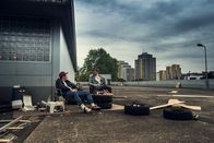 neoriginal: Blockbustaz – Sol (Eko Fresh, l.) und Hardy (Sascha Reimann, r.) chillen auf dem Dach des Wohnblocks.