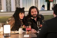 What We Do in the Shadows – Nadja (Natasia Demetriou, l.); Laszlo Cravensworth (Matt Berry, r.)