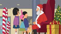 Bob's Burgers – Der Weihnachtsmann (r.) droht Tina (l.), Louise (2.v.l.) und Gene (2.v.r.), sie auf die Liste der ungezogenen Kinder zu setzen, woraufhin diese alles daran setzen, um ihm zu zeigen, was sie alles Gutes im vergangenen Jahr getan haben ...