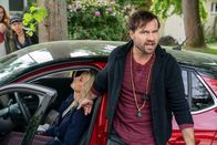Blutige Anfänger – Max Listing (Simon Eckert) kann nicht glauben, dass seine Ex-Frau Michelle (Janine Theisen) vor seinen Augen ums Leben gekommen ist.
