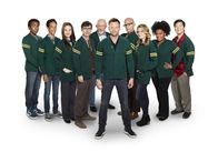 Community – (5. Staffel) - Community - Eine ganz spezielle Lerngruppe: Troy Barnes (Donald Glover, l.), Annie Edison (Alison Brie 3.v.l.), Abed Nadir (Danny Pudi, 2.v.l.), Shirley Bennett (Yvette Nicole Brown, 2.v.r.), Dean Pelton (Jim Rash, 4.v.r.), Senor Chang (Ken Jeong, r.), Britta Perry (Gillian Jacobs, 3.v.r.), Jeff Winger (Joel McHale, 5.v.r.), Duncan (John Oliver, 4.v.l.) und Pat Nichols (Jonathan Banks, 5.v.l.) ...