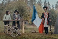 Triff... – Clarissa trifft Napoleon (Stefko Hanushevsky) bei der Schlacht von Austerlitz.