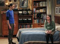 The Big Bang Theory – Ihre Beziehung nimmt eine unerwartete Wendung: Sheldon (Jim Parsons, l.) und Amy (Mayim Bialik, r.) ...