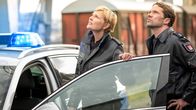 Notruf Hafenkante – Melanie (Sanna Englund, l.) und Mattes (Matthias Schloo, r.) haben Roman gefunden. Doch kommen sie noch rechtzeitig?
