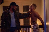 Bad Ass 2: Bad Asses – Hammer (Jonathan Lipnicki, r.) vergeht schon bald Lachen, als er erkennt, dass der alte Mann, Vietnamveteran Frank Vega (Danny Trejo, l.), viel mehr drauf hat, als erwartet ...