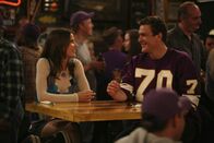 How I Met Your Mother – Da Robin (Cobie Smulders, l.) in diesem Jahr besonders unter Heimweh leidet, nimmt Marshall (Jason Segel, r.) sie mit in eine Bar, die ihn an seine Heimat Minnesota erinnert. Robin fühlt sich sehr wohl, bis es Marshall zu viel wird ...