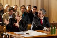 Danni Lowinski – Während Danni (Annette Frier, l.) an einem neuen Fall arbeitet, den ihr Dr. Reiter angeboten hat, kommen ihr Zweifel, ob ihr Mandant Sebastian Binz (Thomas Dannemann, r.) bzw. das Pharmaunternehmen Opitzpharm wirklich vertrauenswü¸rdig ist und sie für die richtige Seite arbeitet.