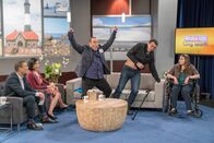 Kevin Can Wait – (v.li.) Michael Yo (Tom), Julee Cerda (Kelly), Kevin James (Kevin Gable), Ricardo Chavira (Frank), Hillery Baker (Tracy).