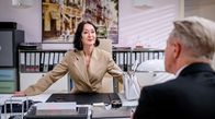Sturm der Liebe – Sophia (Krista Birkner, l., mit Martin Müller, r.) ist zwischen Hoffen und Bangen als ein virtuelles Treffen mit dem Boss des Syndikats ansteht.