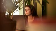 Conversations with Friends – Nach einem Streit mit ihrer Freundin will Frances (Alison Oliver) die Sache wieder gerade rücken. Doch ihr fehlen die richtigen Worte.