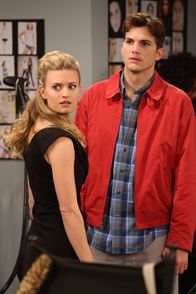 Two and a Half Men – Walden (Ashton Kutcher, r.) will Kate (Brooke D'Orsay, l.) endlich die Wahrheit über sich erzählen, doch wie wird seine Freundin darauf reagieren?; Walden (Ashton Kutcher, r.) will Kate (Brooke D'Orsay, l.) endlich die Wahrheit über sich erzählen, doch wie wird seine Freundin darauf reagieren?