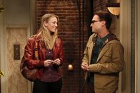 The Big Bang Theory – Wollen es noch einmal miteinander versuchen - doch wird es klappen? Leonard (Johnny Galecki, r.) und Penny (Kaley Cuoco, l.) ...