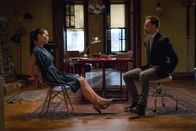 Elementary – Handschellen, die sich nicht knacken lassen, das kann Joan (Lucy Liu, l.) und Holmes (Jonny Lee Miller, r.) doch nicht aufhalten, oder?