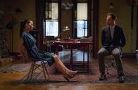 Elementary – Während Watson (Lucy Liu, l.) und Holmes (Jonny Lee Miller, r.) einem Mörder einer krebskranken Frau auf der Spur sind, wird Joan selbst von einer Polizeibeamtin verfolgt ...