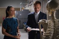Elementary – Holmes (Jonny Lee Miller, r.) und Watson (Lucy Liu, l.) bekommen es mit einer Toten zu tun, deren ungewöhnliches Privatleben zu zahlreichen Verdächtigten führen könnte ...