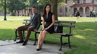 Elementary – Als Holmes (Jonny Lee Miller, l.) und Watson (Lucy Liu, r.) den Mord an einer Technikerin in einem Fruchtbarkeitsforschungslabor untersuchen, entdecken sie, dass die Ermordete ein sehr spezielles Privatleben führte ...