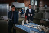 Elementary – Bell (Jon Michael Hill, l.) und Holmes (Jonny Lee Miller, r.) ermitteln im Fall einer ermordeten Technikerin in einem Fruchtbarkeitslabor ...