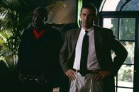 Bodyguard – Sicherheitschef Devaney (Bill Cobbs, l.) und Bodyguard Frank Farmer (Kevin Costner, r.) arbeiten nach gewissen Anfangsschwierigkeiten gut zusammen ...