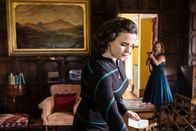 Father Brown – Bunty (Emer Kenny, l.) trifft eine alte Schulfreundin Cathy Fawlter (Kelly Harrison, r.) in der Herberge und wird von ihr bedroht.