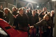 Weissensee – Grenzöffnung Bornholmer Strasse: Martin (Florian Lukas, M.r.) und Roman (Ferdinand Lehmann, M.l.) erleben die Nacht vom 9. auf den 10. November 1989 wie in Trance.