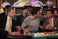 How I Met Your Mother – Ein unvergesslicher Ausflug nach Atlantic City: Marshall (Jason Segel, vorne M.) und Barney (Neil Patrick Harris, vorne l.) ...
