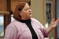 Two and a Half Men – Berta (Conchata Ferrell) sorgt für Zucht und Ordnung im Hause Harper ...
