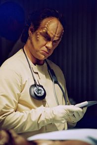 Star Trek: Enterprise – Star Trek Enterprise Season1 EP Broken Bow, Star Trek Enterprise Staffel1 EP Aufbruch ins Unbekannte Dr. Phlox (John Billingsley) examines a wounded Klingon