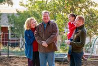 Modern Family – (v.l.) Barb (Celia Weston), Cameron (Eric Stonestreet), Lily (Aubrey Anderson-Emmons), Mitchell (Jesse Tyler Ferguson)