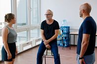 How to Tatort – Wolfram Koch (Paul Brix im Frankfurter Tatort des hr, Mitte) verlangt als Schauspieltrainer alles von Jasna Fritzi Bauer (links) und Dar Salim (rechts).