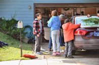 The Middle – Während Sue (Eden Sher, 2.v.l.), Mike (Neil Flynn, 2.v.r.) und Brick (Atticus Shaffer, r.) sich bemühen, das Auto ihrer Nachbarn wieder in den ursprünglichen Zustand zu versetzen, nachdem jeder von ihnen dieses unerlaubt genutzt hat, taucht Matt (Moises Arias, l.) auf und will Sue etwas mitteilen ...
