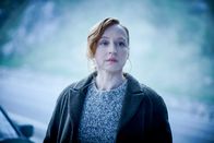 Schnee – Die Ärztin Lucia Salinger (Brigitte Hobmeier) zieht mit ihrer Familie ins Bergdorf Rotten, um neu anzufangen.