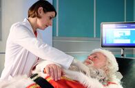 In aller Freundschaft – In die Sachsenklinik wurde der Weihnachtsmann Werner Emmerich (Armin Dallapiccola) mit einem gebrochenen Arm eingeliefert. Da er sich an nichts mehr erinnern kann und nach Alkohol riecht, fragt Dr. Maria Weber (Annett Renneberg), ob er möglicherweise etwas getrunken hat. Werner Emmerich jedoch hat Flecken aus seinem Kostüm mit alkoholischem Reinigungsmittel entfernt ... sagt er jedenfalls.