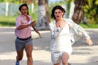 Death in Paradise – Death in Paradise Staffel 7 Folge 1 Verfolgungsjagd: DS Florence Cassell als Joséphine Jobert, Jemima Rooper als Karen Marston Copyright: SRF/Red Planet Productions 2017