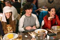 The Middle – (v.l.n.r.) Cindy (Casey Burke); Axl (Charlie McDermott); Devin (Gia Mantegna)