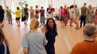 Puls – Moderatorin Tama Vakeesan (vorne r.) trifft bei einem Tanzfestival im Emmental auf die Psychologin und Neurowissenschaftlerin Julia F. Christensen (l. vorne), die die Effekte des Tanzens auf die Gesundheit erforscht. Copyright: SRF