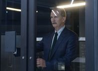 Extant – Alan Sparks (Michael O'Neill) ist geschockt: Molly hat erfahren, dass sich seine Tochter umbrachte, um keinen Virus auf die Erde zu bringen ...