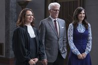 The Good Place – Welche schicksalhafte Entscheidung werden Richterin Gen (Maya Rudolph, l.), Michael (Ted Danson, M.) und Janet (D'Arcy Carden, r.) für die vier Menschen treffen?