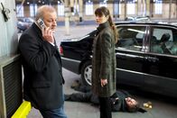 Wilsberg – Wilsberg (Leonard Lansink, l.) und Alex (Ina Paule Klink, M.) haben den Kleinganoven Lothar (David Scheller, liegend) ausgeschaltet. Der ging ausgerechnet am Weihnachtstag auf Raubzug.