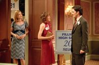 Dharma & Greg – L-R: Dharma (Jenna Elfman), Sandy (Tracey Ellis) und Greg (Thomas Gibson)